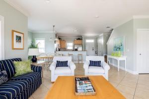 Kuchyň nebo kuchyňský kout v ubytování Tropical Seahorse at Coral Lagoon - Waterfront Villa w Resort Pool & 34' Dock