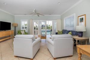 TV a/nebo společenská místnost v ubytování Tropical Seahorse at Coral Lagoon - Waterfront Villa w Resort Pool & 34' Dock
