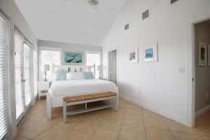 Postel nebo postele na pokoji v ubytování Tropical Seahorse at Coral Lagoon - Waterfront Villa w Resort Pool & 34' Dock + 33 fotografií