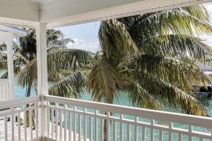 Bazén v ubytování Tropical Seahorse at Coral Lagoon - Waterfront Villa w Resort Pool & 34' Dock nebo v jeho okolí