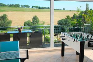 Zimmer mit einer Tischtennisplatte auf dem Balkon in der Unterkunft Eifel-Ferienhaus Landblick in Hürtgenwald