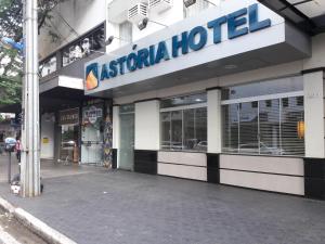 Hotel Astória Maringá في مارينجا: مخزن مع علامة على جانب المبنى