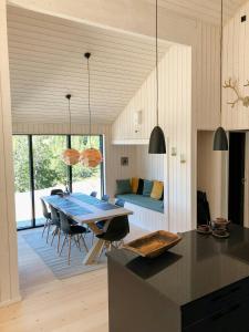 una cucina e un soggiorno con un tavolo e un divano di Modern Mountain Cabin In Gaustatoppen Nature Park a Rjukan
