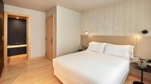 Ein Bett oder Betten in einem Zimmer der Unterkunft NH Collection Andorra Palomé