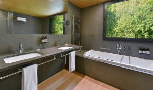 Ein Badezimmer in der Unterkunft NH Collection Andorra Palomé