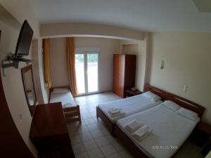 Postel nebo postele na pokoji v ubytování Hotel Akrogiali + 37 fotografií