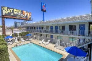 Bazén v ubytování Motel 6 Las Vegas, NV – I-15 Stadium nebo v jeho okolí