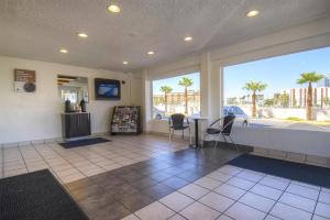 TV a/nebo společenská místnost v ubytování Motel 6 Las Vegas, NV – I-15 Stadium