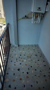 a corner of a room with ailed floor with aperature at Bina 90 in Itʼkhvisi