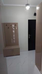 a room with a black door and a white wall at Bina 90 in Itʼkhvisi