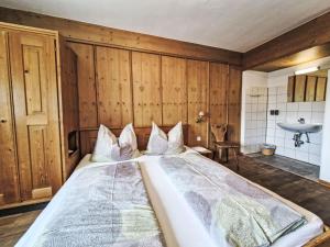 Postel nebo postele na pokoji v ubytování Apartment Leo by Interhome