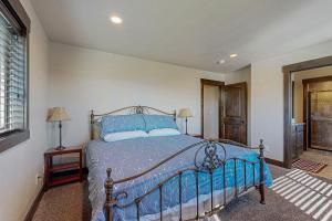 a bedroom with a blue bed in a room at Heider Cabin in Garden City