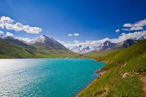 a view of a lake with mountains in the background at Guest house Liliya in Kochkorka