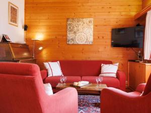 Televiisor ja/või meelelahutuskeskus majutusasutuses Chalet Les Clarines by Interhome