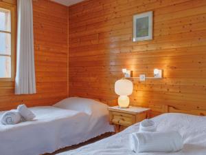 Voodi või voodid majutusasutuse Chalet Les Clarines by Interhome toas