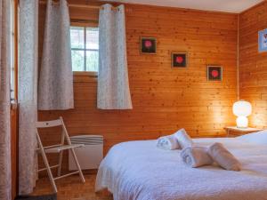 Voodi või voodid majutusasutuse Chalet Les Clarines by Interhome toas