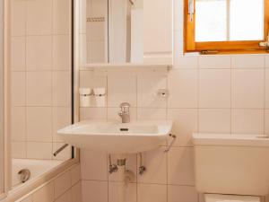 Vannituba majutusasutuses Chalet Les Clarines by Interhome