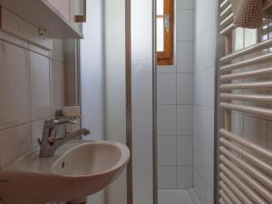Vannituba majutusasutuses Chalet Les Clarines by Interhome
