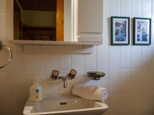 Vannituba majutusasutuses Chalet Les Clarines by Interhome