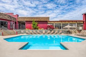 a swimming pool in front of a building at Red Lion Hotel Kennewick Columbia Center in Kennewick