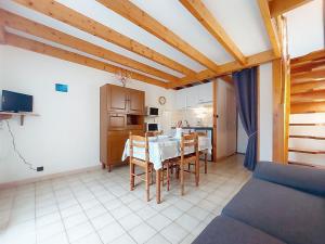 Una cocina y un comedor con mesa y sillas. en Holiday Home Jardins de l'Océan-1 by Interhome, en Saint-Georges-de-Didonne