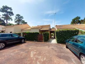 dos autos estacionados frente a una casa en Holiday Home Jardins de l'Océan-1 by Interhome, en Saint-Georges-de-Didonne