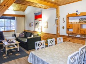 ein Wohnzimmer mit Sofa und Tisch in der Unterkunft Holiday Home Tunturikuksa by Interhome in Saariselkä