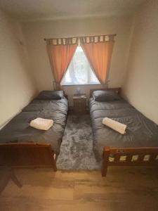 Una cama o camas en una habitación de Teach Molcamor, Achill Island