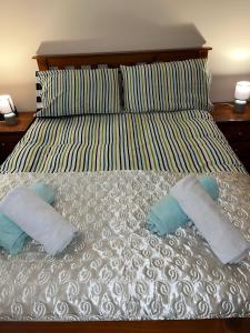 Una cama o camas en una habitación de Teach Molcamor, Achill Island