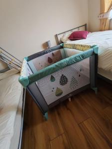 Una cama o camas en una habitación de Teach Molcamor, Achill Island