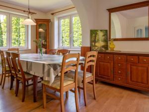jadalnia ze stołem i krzesłami w obiekcie Holiday Home Mały dworek by Interhome w Łebie