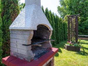 zewnętrzny piec ceglany w ogrodzie z roślinami w obiekcie Holiday Home Mały dworek by Interhome w Łebie