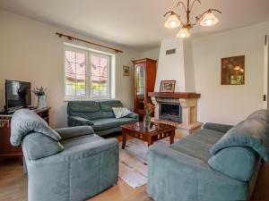 salon z dwiema kanapami i kominkiem w obiekcie Holiday Home Mały dworek by Interhome w Łebie