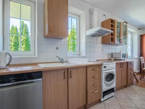 kuchnia ze zlewem i zmywarką do naczyń w obiekcie Holiday Home Mały dworek by Interhome w Łebie +26 zdjęć