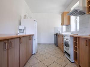 Kuchnia lub aneks kuchenny w obiekcie Holiday Home Mały dworek by Interhome