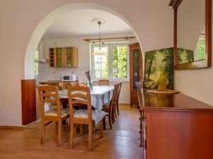kuchnia i jadalnia ze stołem i krzesłami w obiekcie Holiday Home Mały dworek by Interhome w Łebie