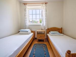 Łóżko lub łóżka w pokoju w obiekcie Holiday Home Mały dworek by Interhome