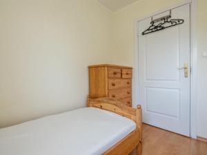 Łóżko lub łóżka w pokoju w obiekcie Holiday Home Mały dworek by Interhome