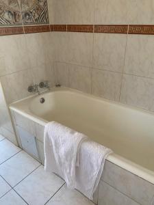 Koupelna v ubytování khayelihle guest house + 30 fotografií