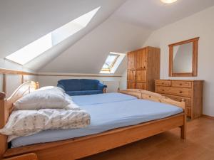 Łóżko lub łóżka w pokoju w obiekcie Holiday Home Mały dworek by Interhome