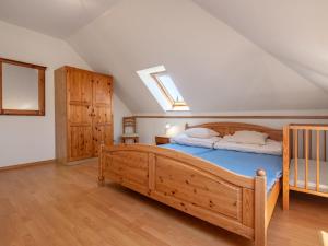Łóżko lub łóżka w pokoju w obiekcie Holiday Home Mały dworek by Interhome
