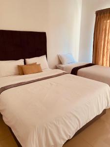 Postel nebo postele na pokoji v ubytování khayelihle guest house