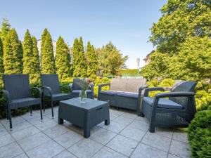 Część wypoczynkowa w obiekcie Holiday Home Mały dworek by Interhome