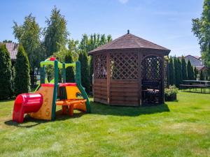 Plac zabaw dla dzieci w obiekcie Holiday Home Mały dworek by Interhome
