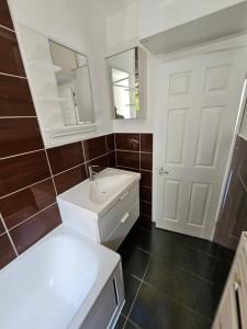 a bathroom with a white sink and a mirror at Flat in Hammersmith - Close to tube station in London
