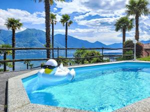 una piscina con un animale gonfiabile in acqua di Villa Villa Vernice Gialla by Interhome a Minusio