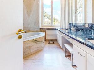 Koupelna v ubytování Villa Villa Vernice Gialla by Interhome