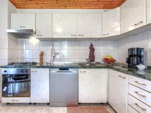 Kuchyň nebo kuchyňský kout v ubytování Holiday Home Ve-Ma by Interhome