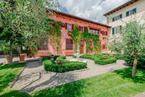 a garden in front of a building at I Palpiti - Dream Villa in Florence in Florence