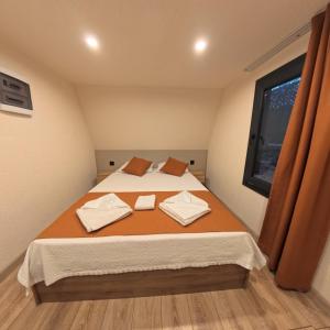 En eller flere senge i et værelse på apollon's bungalow